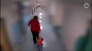 Imagini ȘOCANTE surprinse &icirc;ntr-o școală. O profesoară umilește &icirc;n ultimul hal un elev. &Icirc;l t&acirc;răște prin toată școala &icirc;n timp ce micuțul urlă cu disperare