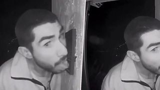 Le-a lins timp de trei ore soneria, după care s-a masturbat în curtea lor! Totul a fost surprins de camere