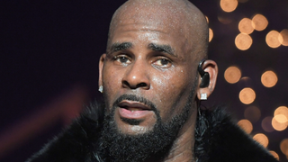 Celebrul c&acirc;ntăreț R Kelly acuzat de pedofilie! Jurnaliștii americani scriu că ține și femei &icirc;n captivitate
