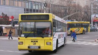 T&acirc;nără rănită după ce a căzut, pe geam, dintr-un autobuz aflat &icirc;n mers, la Ploieşti