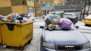 A parcat în fața unor tomberoane și a stârnit furia locatarilor! Surpriza pe care a găsit-o de dimineață un șofer sucevean