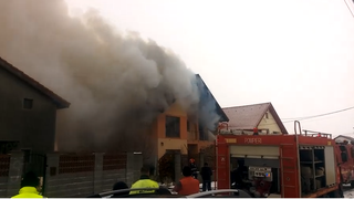 Vila cuprinsa de flacari langa Timisoara