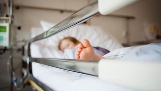 O familie din V&acirc;lcea este &icirc;n pragul disperării! Și-au dus copilul la spitalul din V&acirc;lcea, iar medicii le-au spus n-are nimic. Acum, micuțul se luptă să trăiască! Ce s-a &icirc;nt&acirc;mplat de fapt?