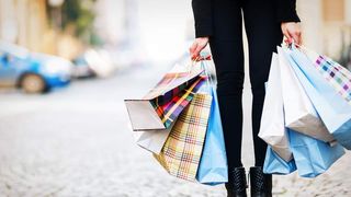 Românii, mai săraci după sărbători! Câți bani au lăsat în magazine pentru a-și satisface poftele în luna decembrie