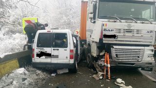 Accident devastator pe DN 7! Două TIR-uri și un autoturism s-au ciocnit puternict! Sunt mai multe victime. Traficul pe Valea Oltului e blocat complet
