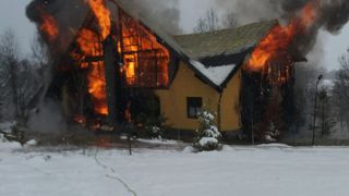 Incendiu devastator în județul Brașov! O vilă arde din temelii! Pompierii privesc neputincioși cum arde pentru că nu pot să intervină