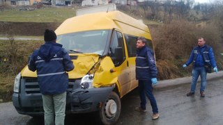 Un microbuz plin cu oameni, implicat &icirc;ntr-un grav accident rutier! Sunt 21 de victime p&acirc;nă &icirc;n acest moment
