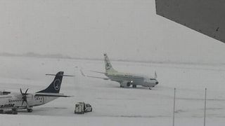 Cele mai mari aeroporturi din țară, paralizate de viscol! Avioanele au avut &icirc;nt&acirc;rzieri URIAȘE