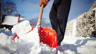 Odată cu venirea zăpezii a ieșit la iveală și creativitatea oamenilor! Angajații se &icirc;ntrec &icirc;n idei geniale pentru o deszăpezire mai rapidă