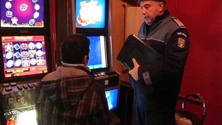 Imagini incredibile la Bacău, unde un bărbat a pierdut la păcănele!  Omul s-a întors și a distrus tot ce i-a ieșit în cale