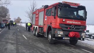 Gorj. Şase persoane au fost rănite după ce un microbuz a intrat &icirc;ntr-un parapete din beton