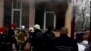 Incendiu puternic la o școală din București. Mai mulți copii au fost evacuați 