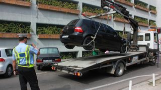 Banii Primăriei se duc pe autospeciale pentru ridicarea rapidă a maşinilor parcate neregulamentar sau abandonate