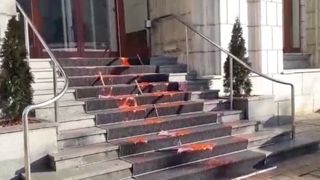 ULTIMĂ ORĂ! Sediul Ministerului Justiției, vandalizat de către membrii mișcării #Rezist