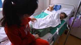Mamele din România plătesc sume exorbitante pentru a sta în spital alături de copiii lor bolnavi! 5 zile în spital costă cât un sejur la munte!