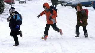 Ninsoarea din ultimele 24 de ore a &icirc;nchis școlile! Unitățile de &icirc;nvățăm&acirc;nt &icirc;n care nu s-au făcut azi cursuri