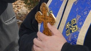 Preot respectat, capul unei rețele de prostituate românce. Anchetatorii au fost șocați când au văzut cu ce se ocupa părintele