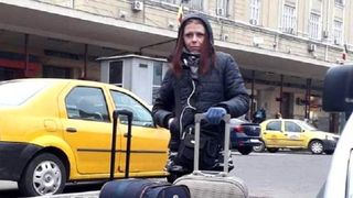 Patru copii rămași orfani, după ce microbuzul &icirc;n care se afla mama lor s-a izbit de un st&acirc;lp de electricitate