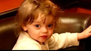 O fetiță de doi ani a fost găsită moartă &icirc;n zăpadă după ce a stat toată noaptea afară! Ce făcea mama sa &icirc;n acest timp