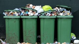 Taxa pe gunoi URIAȘĂ &icirc;ntr-un sector din Capitală.  Nou-născuții și pensionarii nu sunt scutiți de la plată