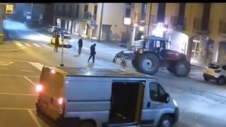 Rom&acirc;nul care a spart o bancă din Italia cu tractorul, prins &icirc;n Olt