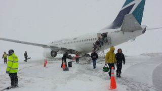 Zăpadă la sol, haos &icirc;n aer. Aeroportul Otopeni, dat peste cap de &icirc;nt&acirc;rzieri