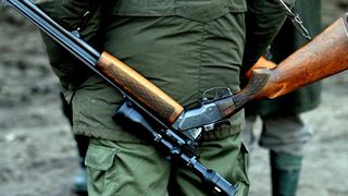 Accident de vânătoare în Gorj. Un bărbat a ajuns la spital după ce a fost împuşcat accidental