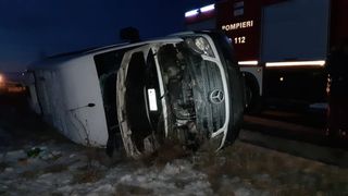 Accident CUMPLIT în Dolj, după ce un microbuz s-a răsturnat! Sunt patru victime