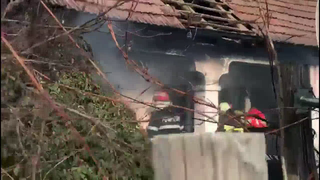 Incendiu URIAȘ la o casă din Bacău! Un copil de 3 ani și-a pierdut viața! Este al doilea incendiu devastator petrecut azi în acest județ!