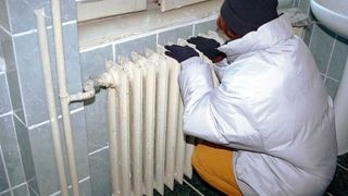 Mai frig &icirc;n case ca afară. Locuitorii din Drumul Taberei nu au nici căldură nici apă caldă