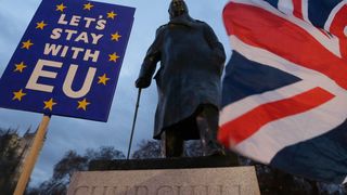 Cum vor fi afectați rom&acirc;nii din Marea Britanie de respingerea acordului pentru Brexit