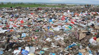 Cadavrul unui bărbat sub tone de gunoi, la Slatina. Poliția este &icirc;n alertă