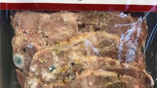 Ciolan cu mucegai pe raftul unui hypermarket cunoscut