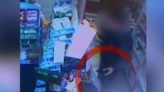 Furt surprins de camerele de supraveghere! A sustras un telefon mobil &icirc;n doar c&acirc;teva secunde