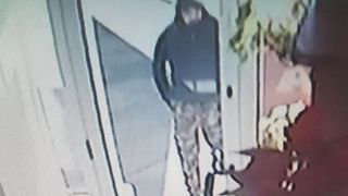 Primele imagini cu suspectul care a furat mai multe bijuterii de aur dintr-un amanet din Ploiești