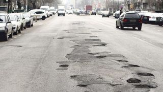 București, plin de gropi ești. Străduțele din spatele blocurilor arată ca după bombardament