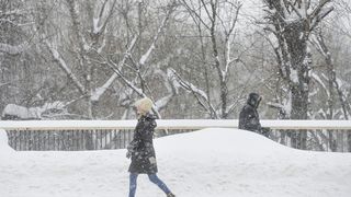 Vremea o ia razna. Unde o să ningă în weekend 