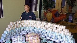 El este George, romanul care a ingrijit timp de 16 ani o batrana din Italia. La moartea ei a avut parte de o surpriza colosala