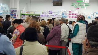 Cozi uriașe la farmacie. Oamenii au fost la un pas de leșin