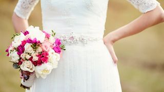 Rochii de mireasă lucrate manual și volane îmbrăcate în piele scumpă. Afaceri mici, dar de succes