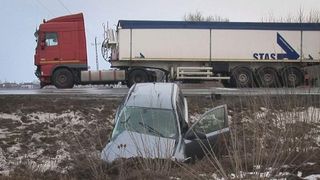 Accident GRAV &icirc;n Ungaria! Mașina &icirc;n care se aflau CINCI rom&acirc;ni, proiectată &icirc;n șanț, după ce a fost lovită de un TIR