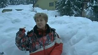 Situație disperată pentru o femeie din Baia Mare! Nu poate ieși din casă din cauza nămeților, deși stă &icirc;n oraș!