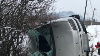 Mașină răsturnată &icirc;n Argeș! Printre victime se află și un copil de 7 ani