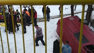 Un microbuz cu pasageri s-a izbit violent de un cap de pod &icirc;n Bacău! O persoană a murit