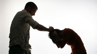 Iadul prin care a trecut o tânără din Călărași. A fost sechestrată și bătută cu pumnii și picioarele cinci zile de propriul iubit