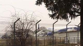 Clipe de panică pe aeroportul din Constanța după ce un avion plin cu pasageri a aterizat de urgență