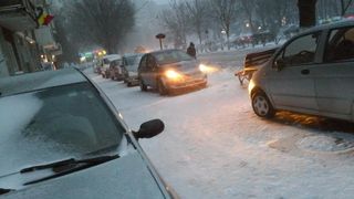 Orașul interzis pietonilor! Șoferii din București au acaparat trotuarele, pe care &icirc;și parchează mașinile liniștiți