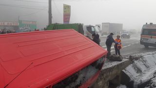Accident &icirc;n V&acirc;lcea cu două victime. Sunt implicate un microbuz și o autoutilitară de gunoi