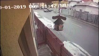 Incident șocant &icirc;n Pitești. Un bărbat și-a călcat soacra cu mașina