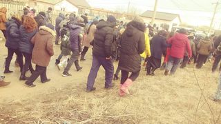 Imagini dureroase de la înmormântarea Elenei, tânăra ucisă de tată la Constanța! O întreagă comunitate a condus-o pe ultimul drum! Lacrimi amare s-au vărsat la căpătâiul fetei de 14 ani!